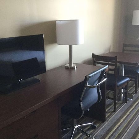 Super 8 By Wyndham Hardisty Hotel Екстериор снимка