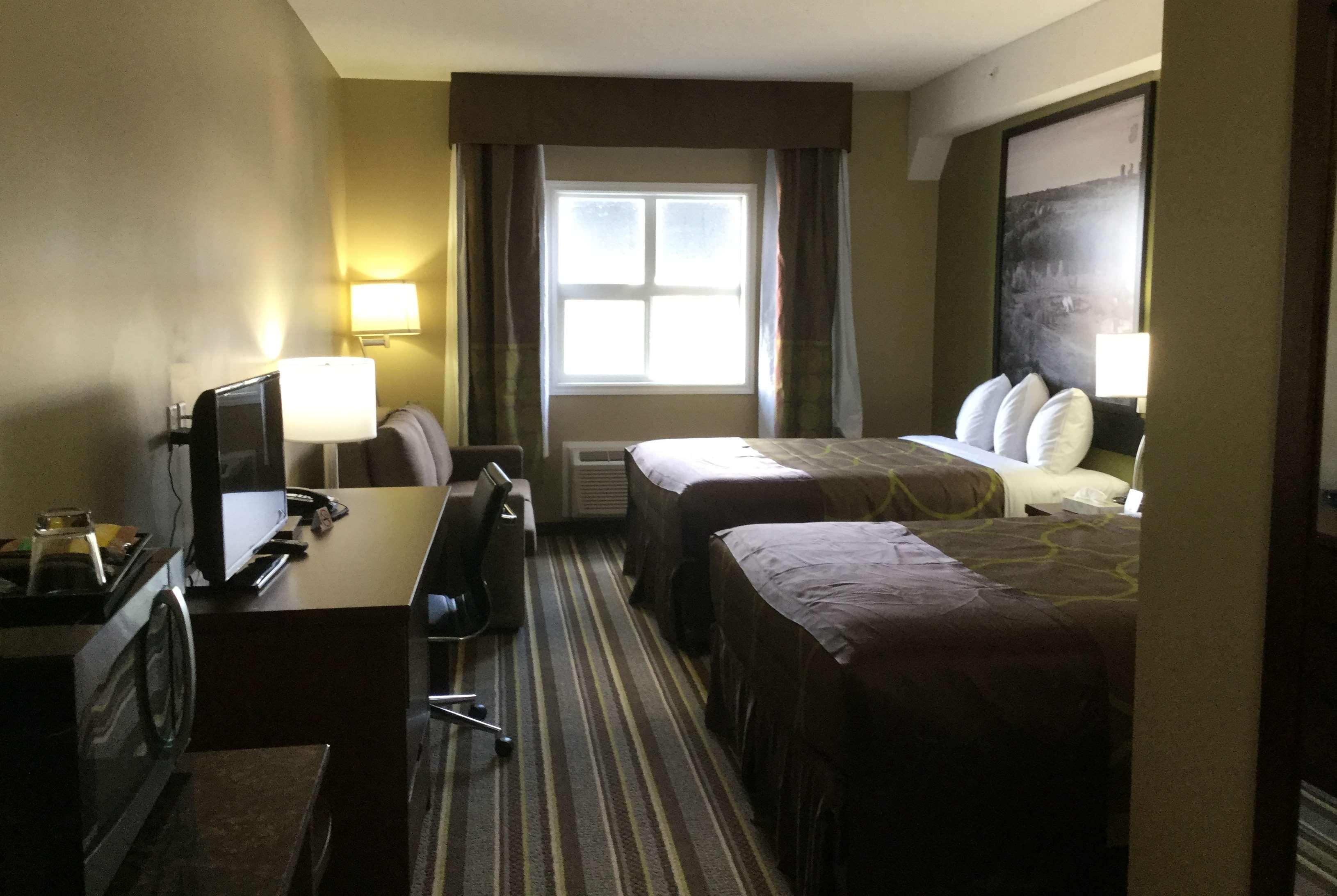 Super 8 By Wyndham Hardisty Hotel Екстериор снимка