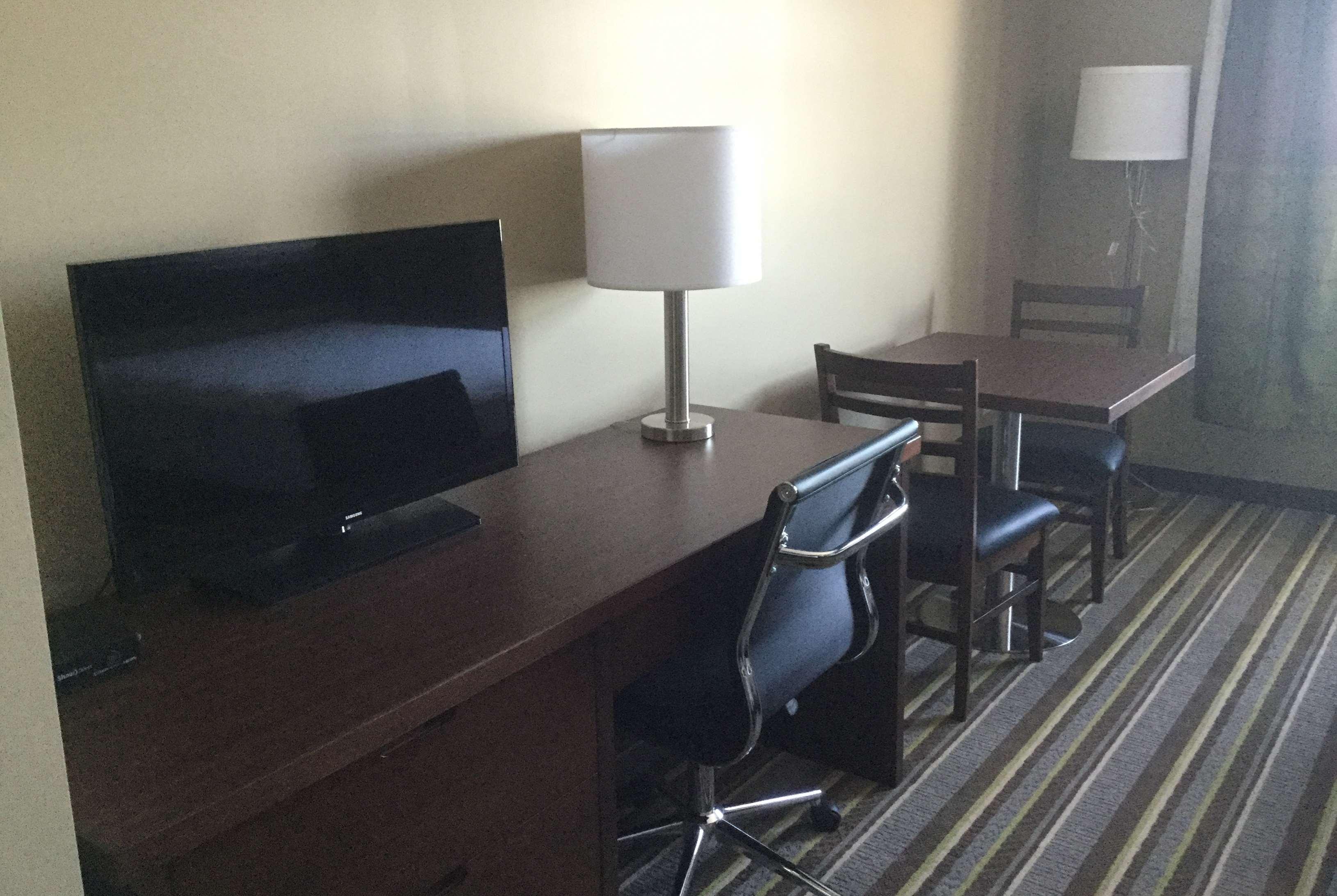 Super 8 By Wyndham Hardisty Hotel Екстериор снимка