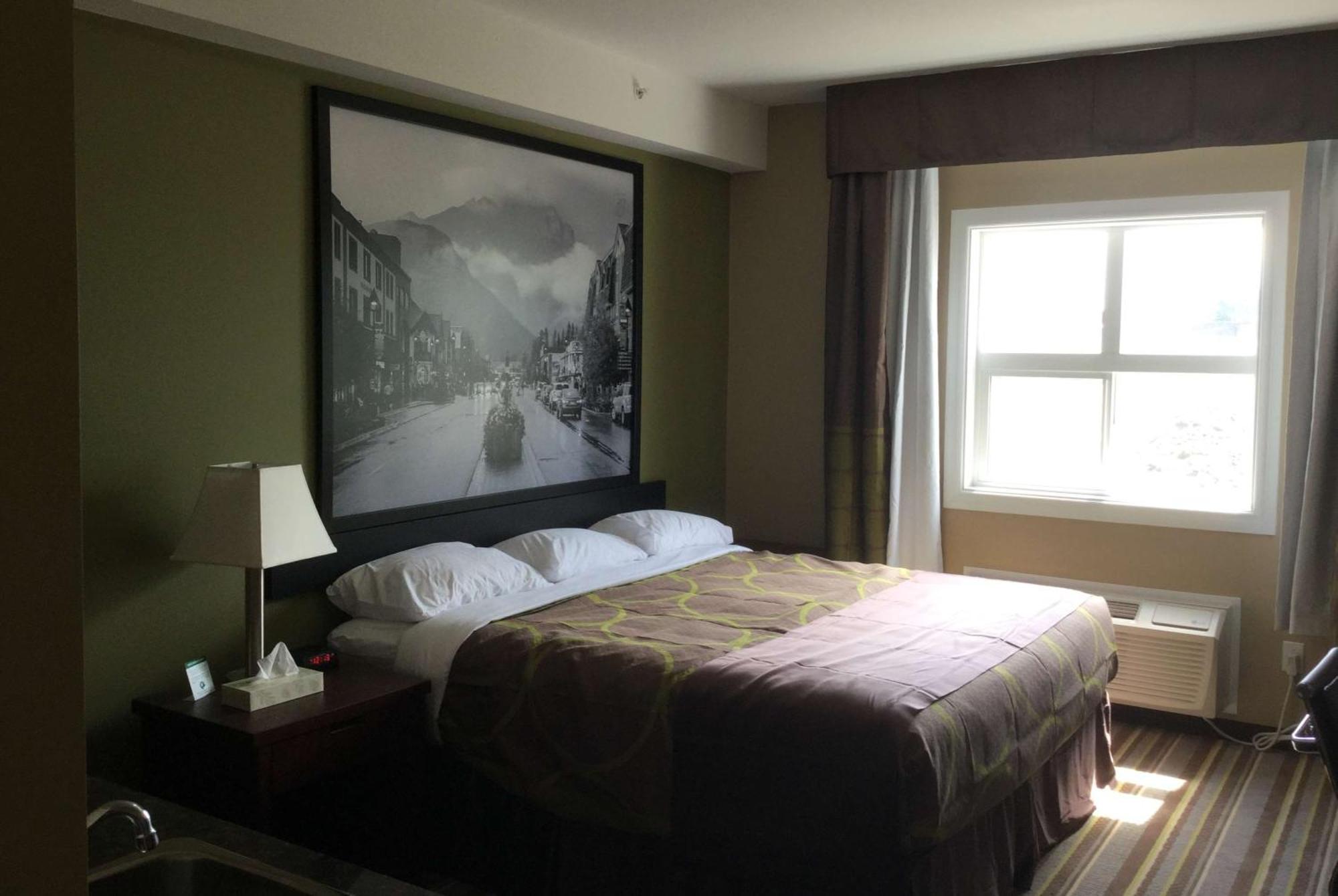 Super 8 By Wyndham Hardisty Hotel Екстериор снимка
