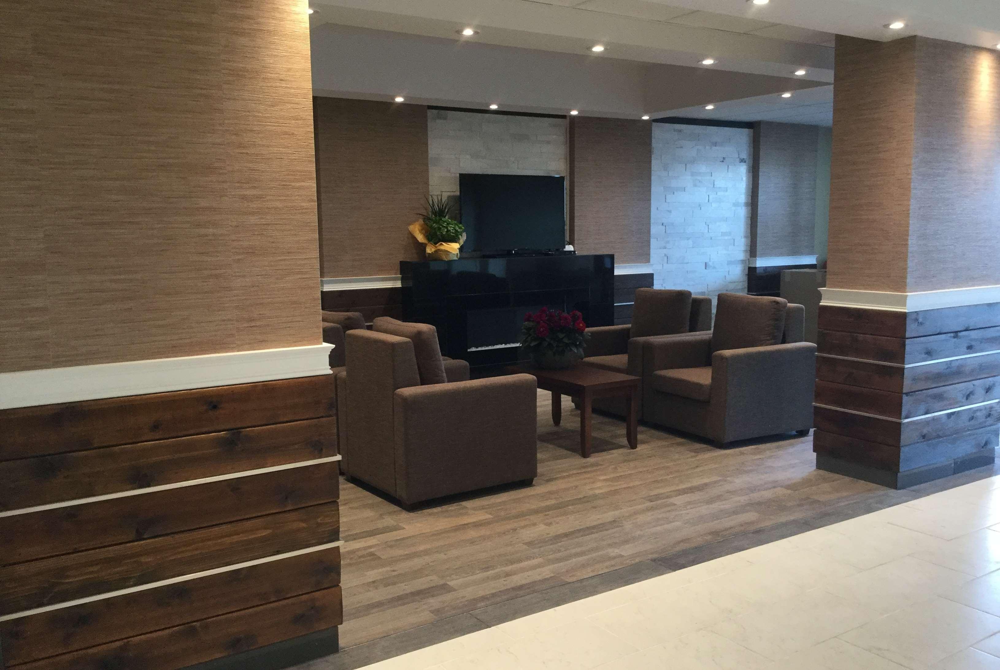 Super 8 By Wyndham Hardisty Hotel Екстериор снимка