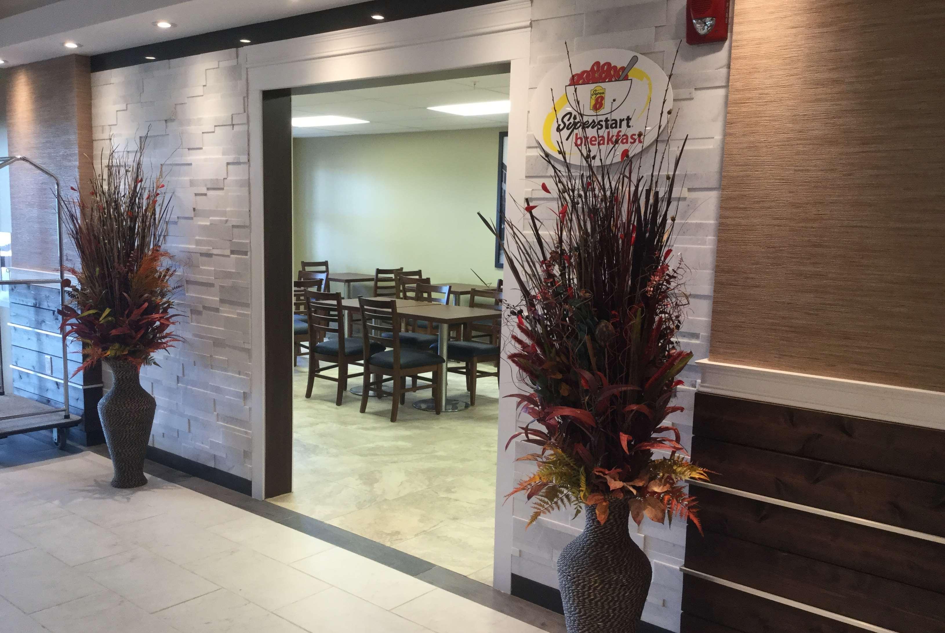 Super 8 By Wyndham Hardisty Hotel Екстериор снимка