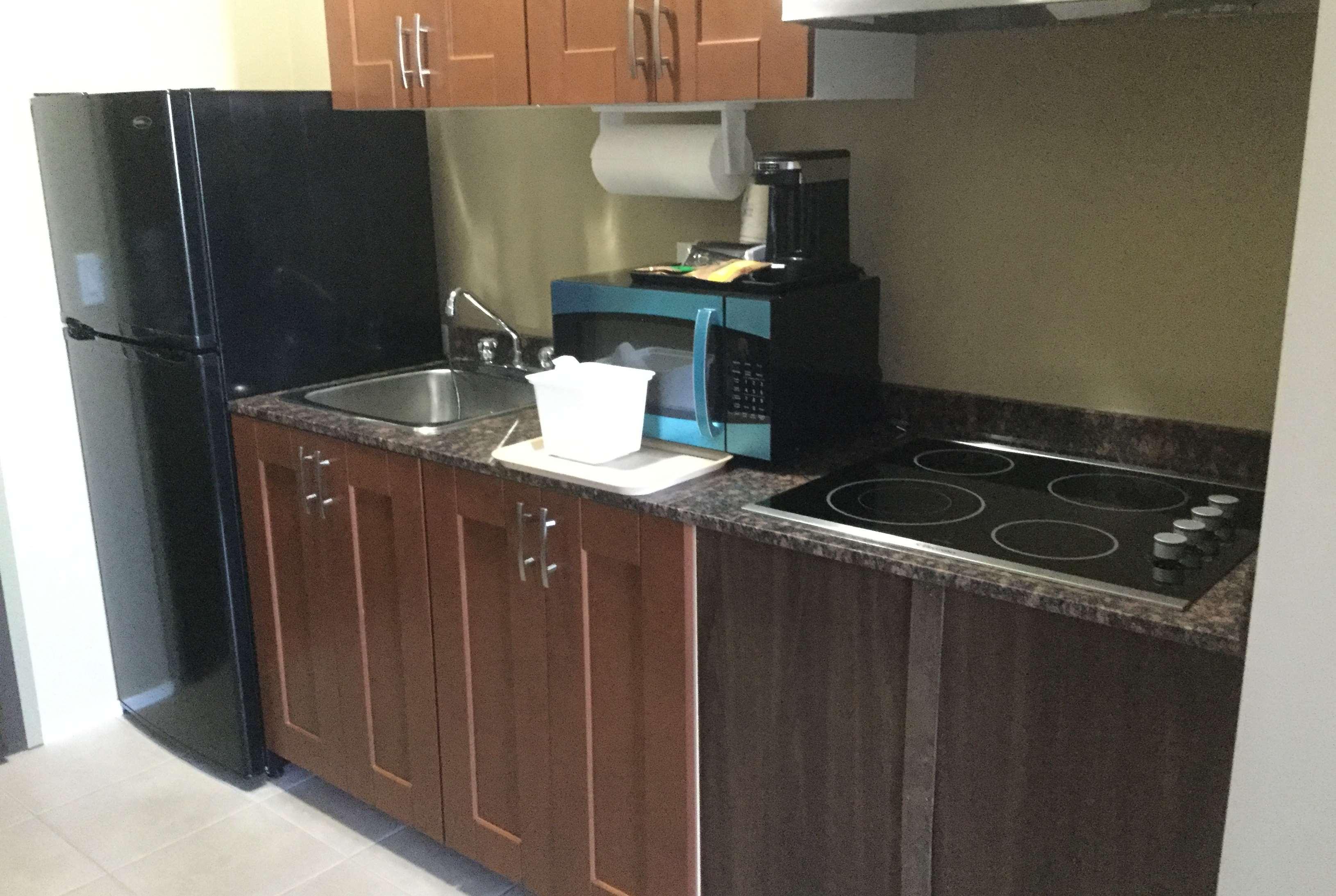 Super 8 By Wyndham Hardisty Hotel Екстериор снимка