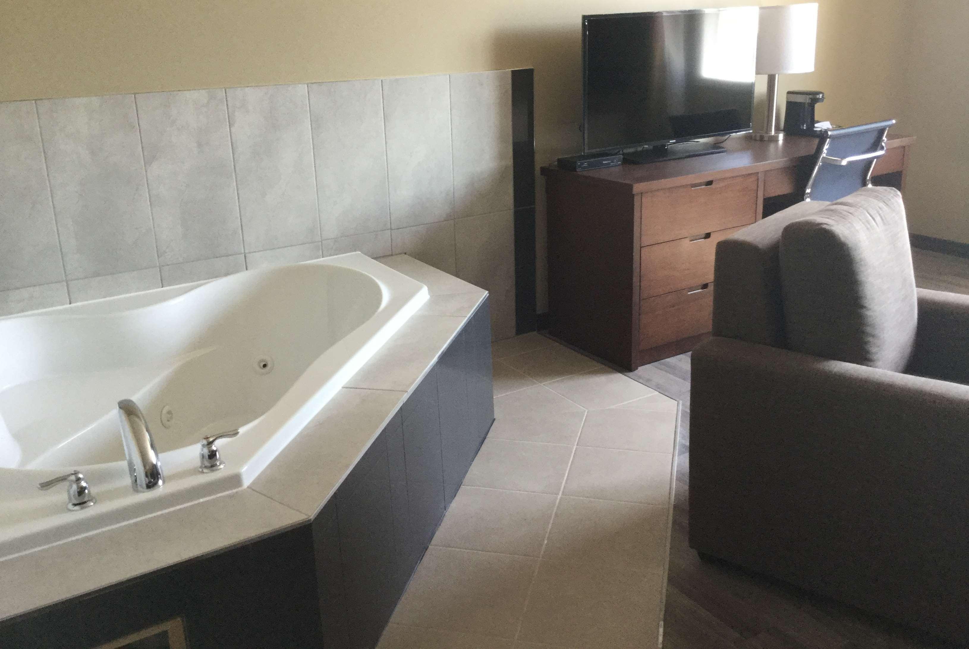 Super 8 By Wyndham Hardisty Hotel Екстериор снимка