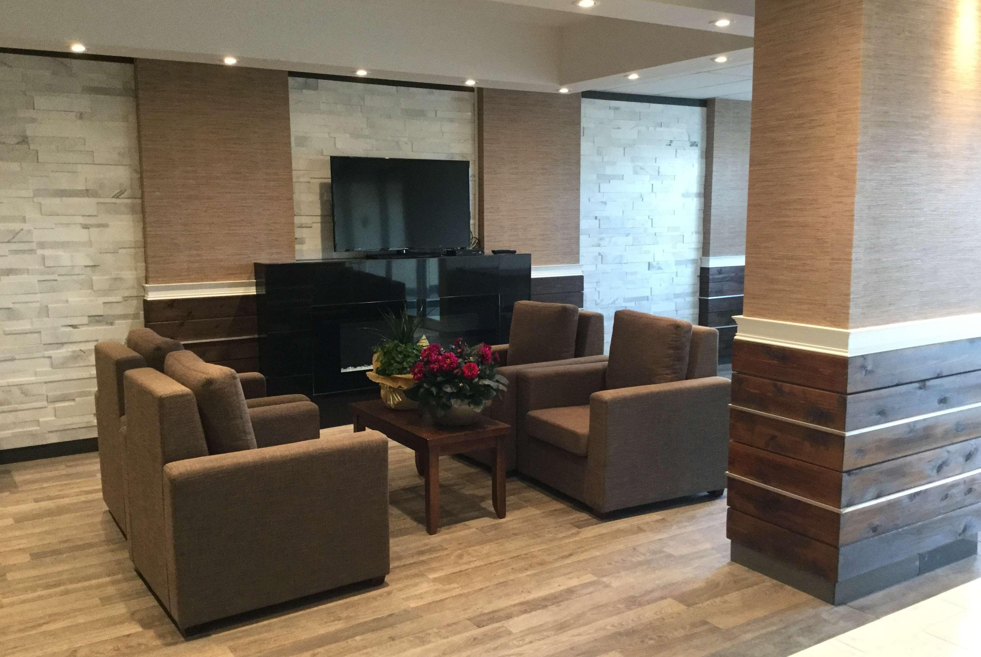 Super 8 By Wyndham Hardisty Hotel Екстериор снимка