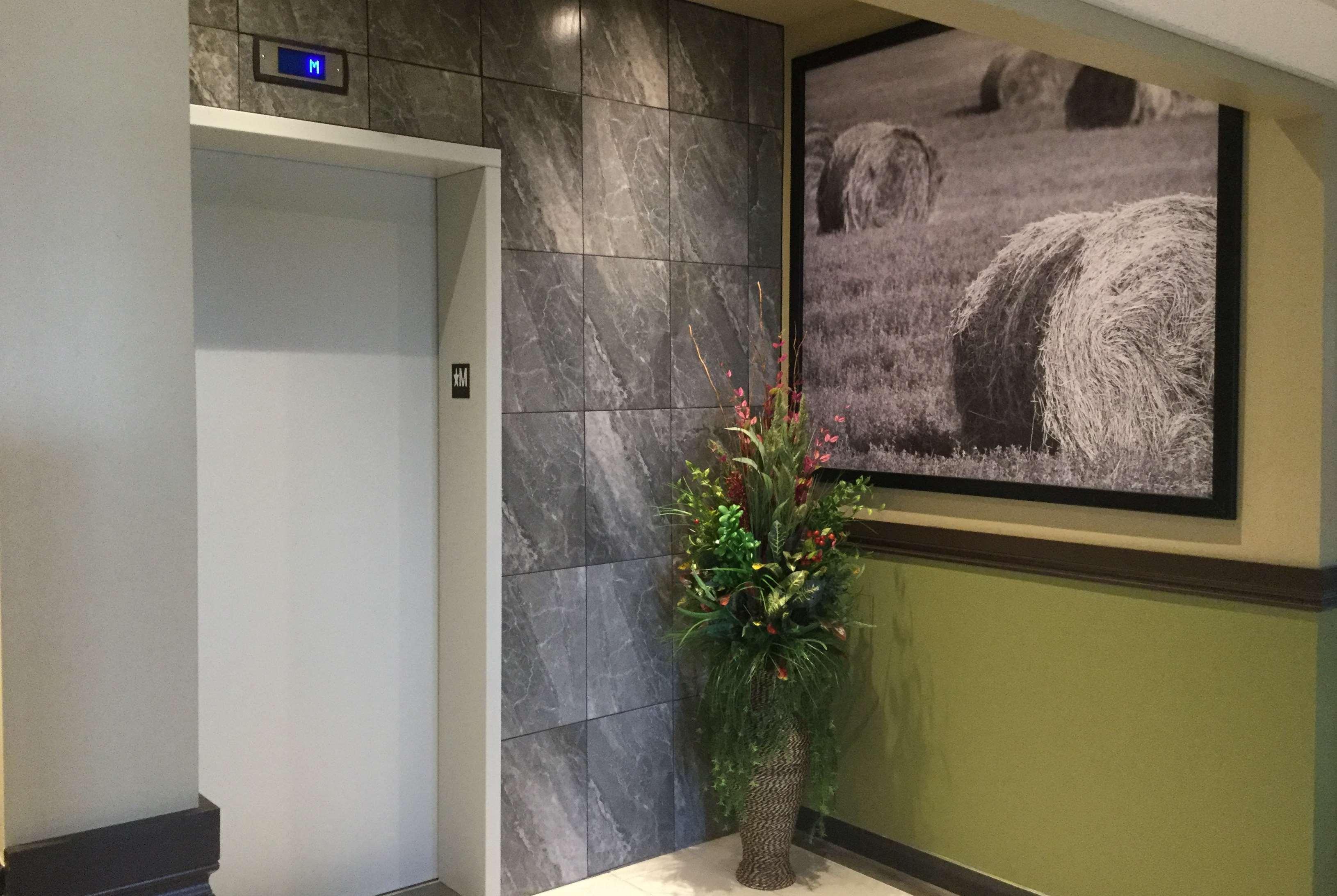 Super 8 By Wyndham Hardisty Hotel Екстериор снимка