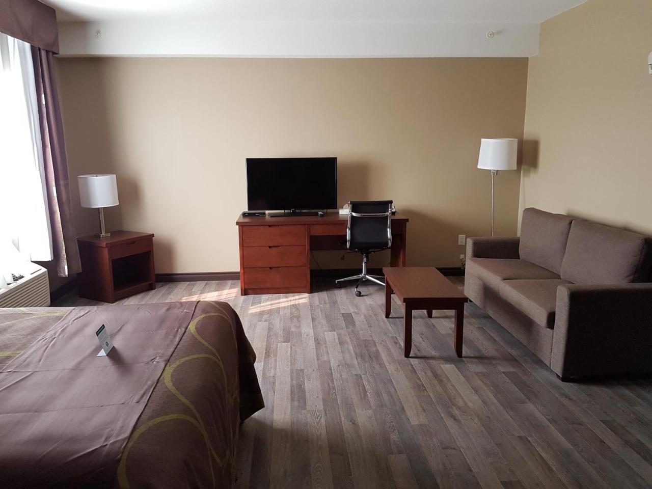 Super 8 By Wyndham Hardisty Hotel Екстериор снимка