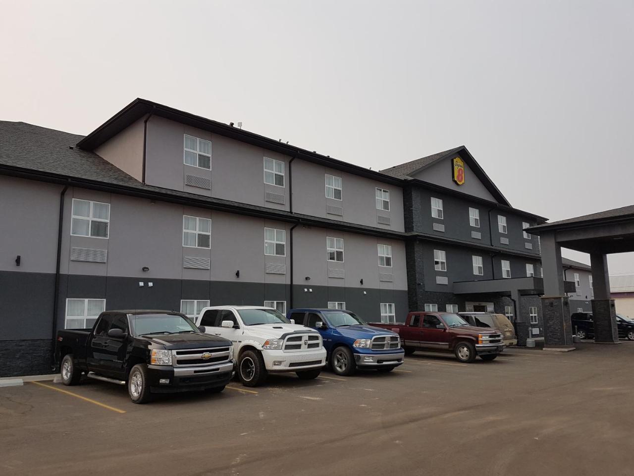 Super 8 By Wyndham Hardisty Hotel Екстериор снимка