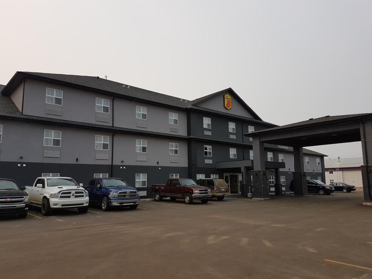 Super 8 By Wyndham Hardisty Hotel Екстериор снимка