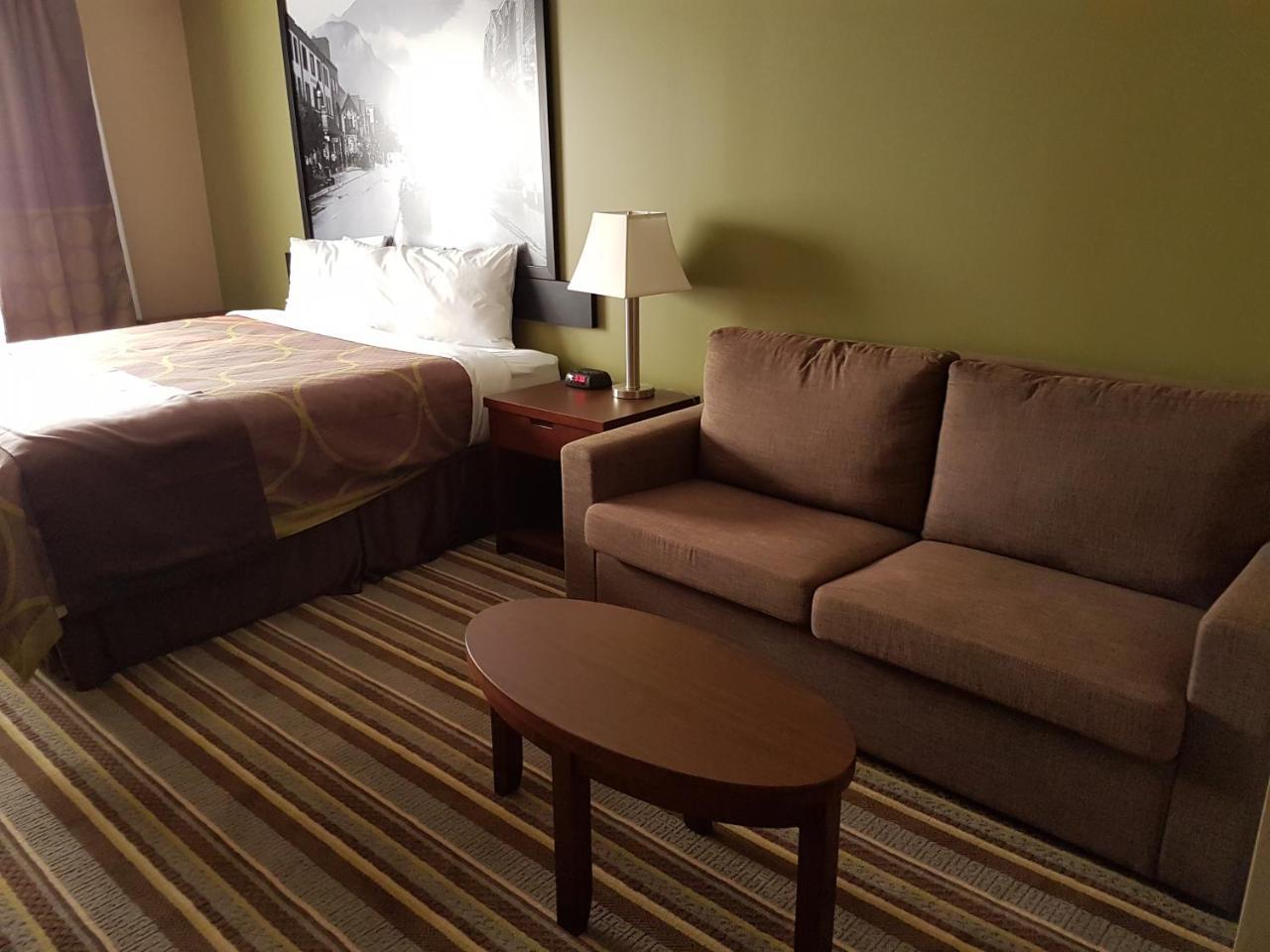 Super 8 By Wyndham Hardisty Hotel Екстериор снимка