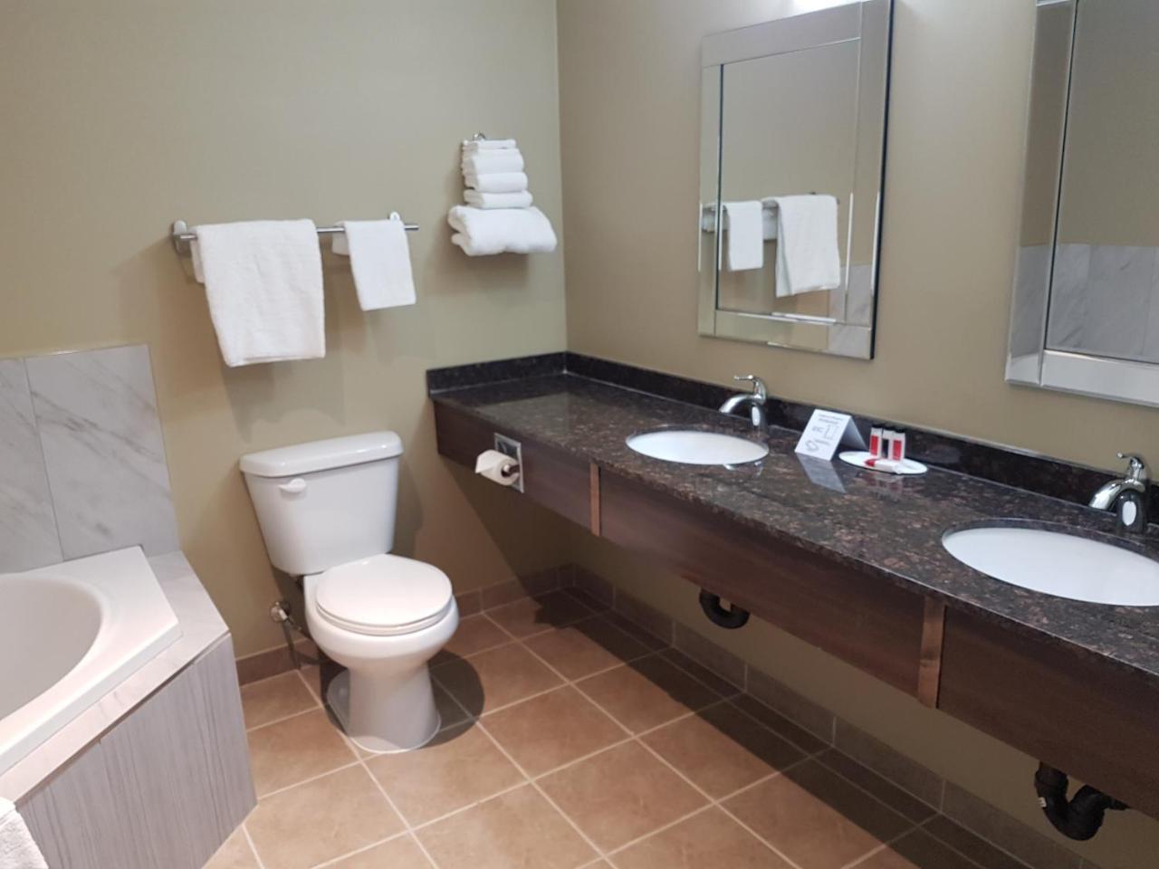Super 8 By Wyndham Hardisty Hotel Екстериор снимка
