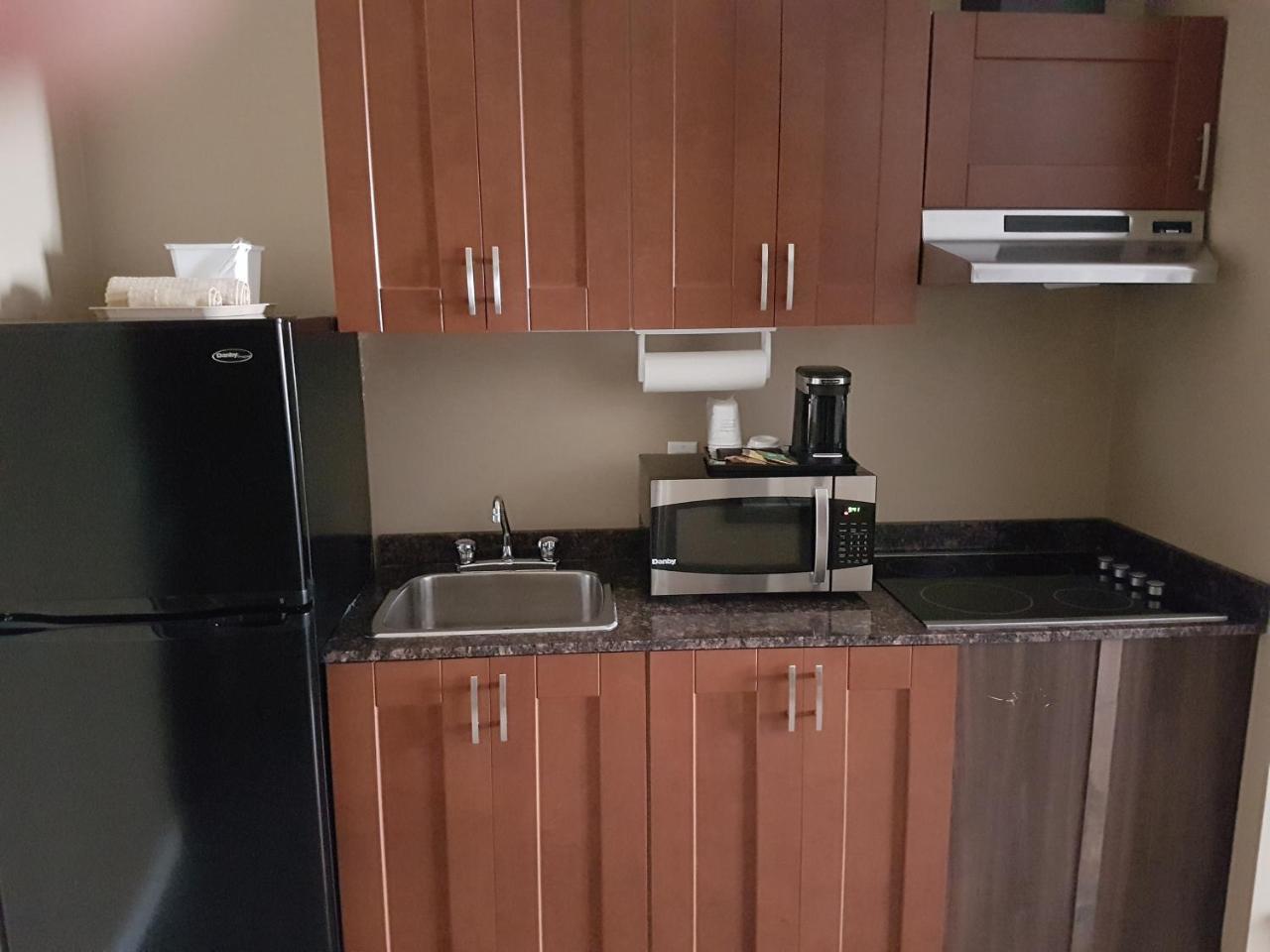 Super 8 By Wyndham Hardisty Hotel Екстериор снимка